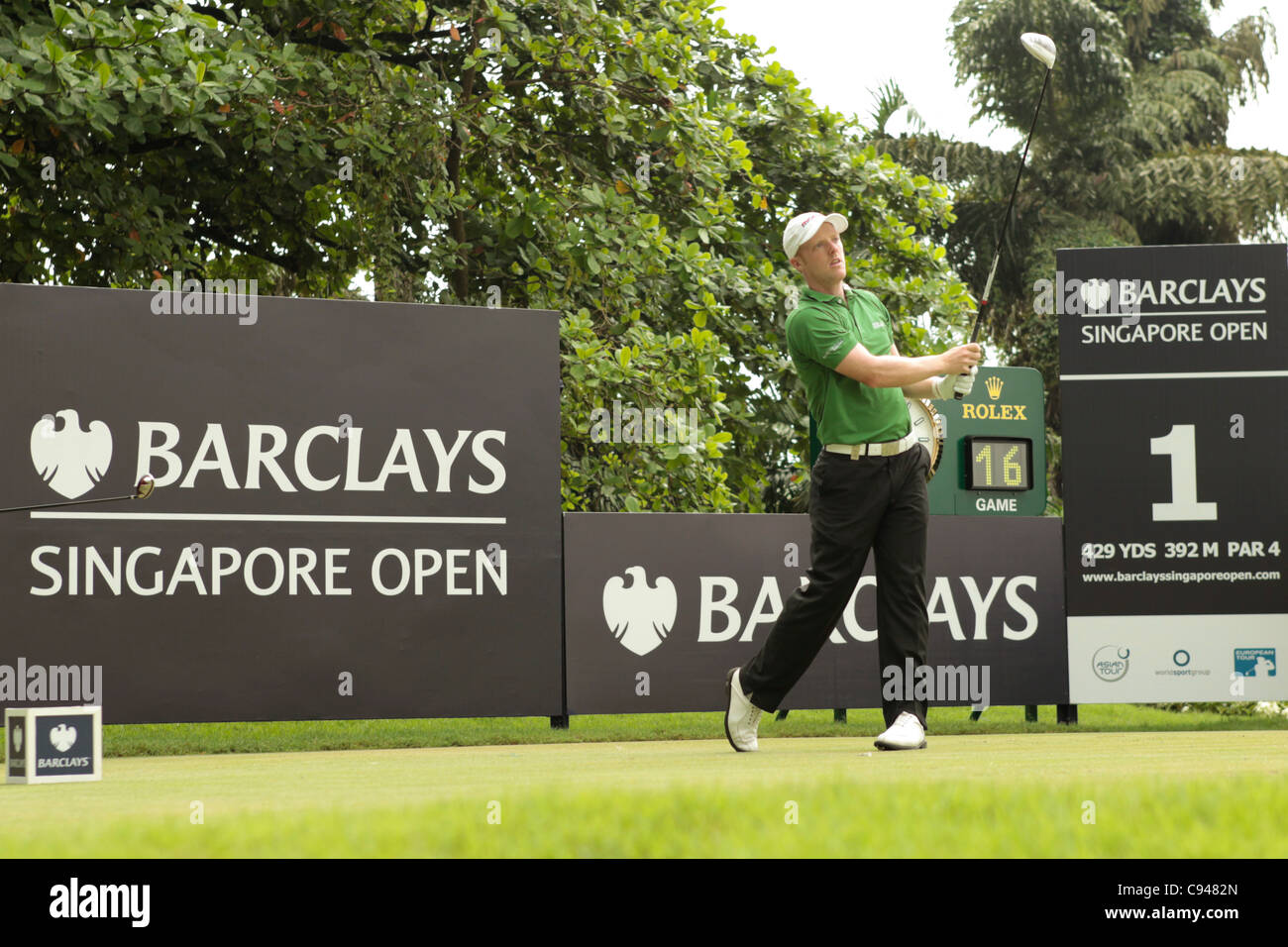 12.11.2011. Singapore. David Horsey (ENG) tees fuori dal foro 1 durante il round 3 del Barclays Singapore Open 2011, Sentosa Golf Club. Foto Stock