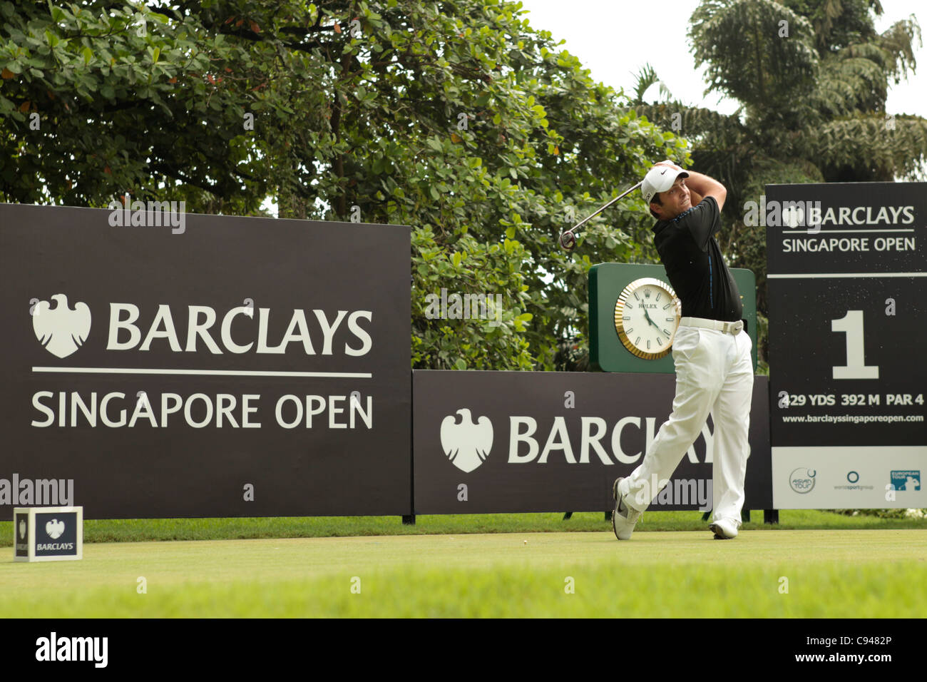 12.11.2011. Singapore. Francesco Molinari (ITA) tees fuori dal foro 1 durante il round 3 del Barclays Singapore Open 2011, Sentosa Golf Club. Foto Stock