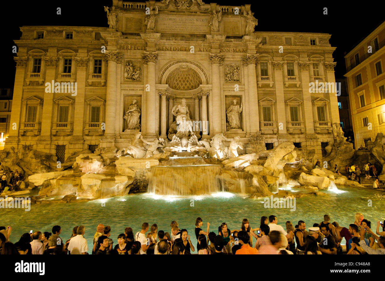 Fontana di Trevi, Roma, Italia di notte - con i turisti Foto Stock
