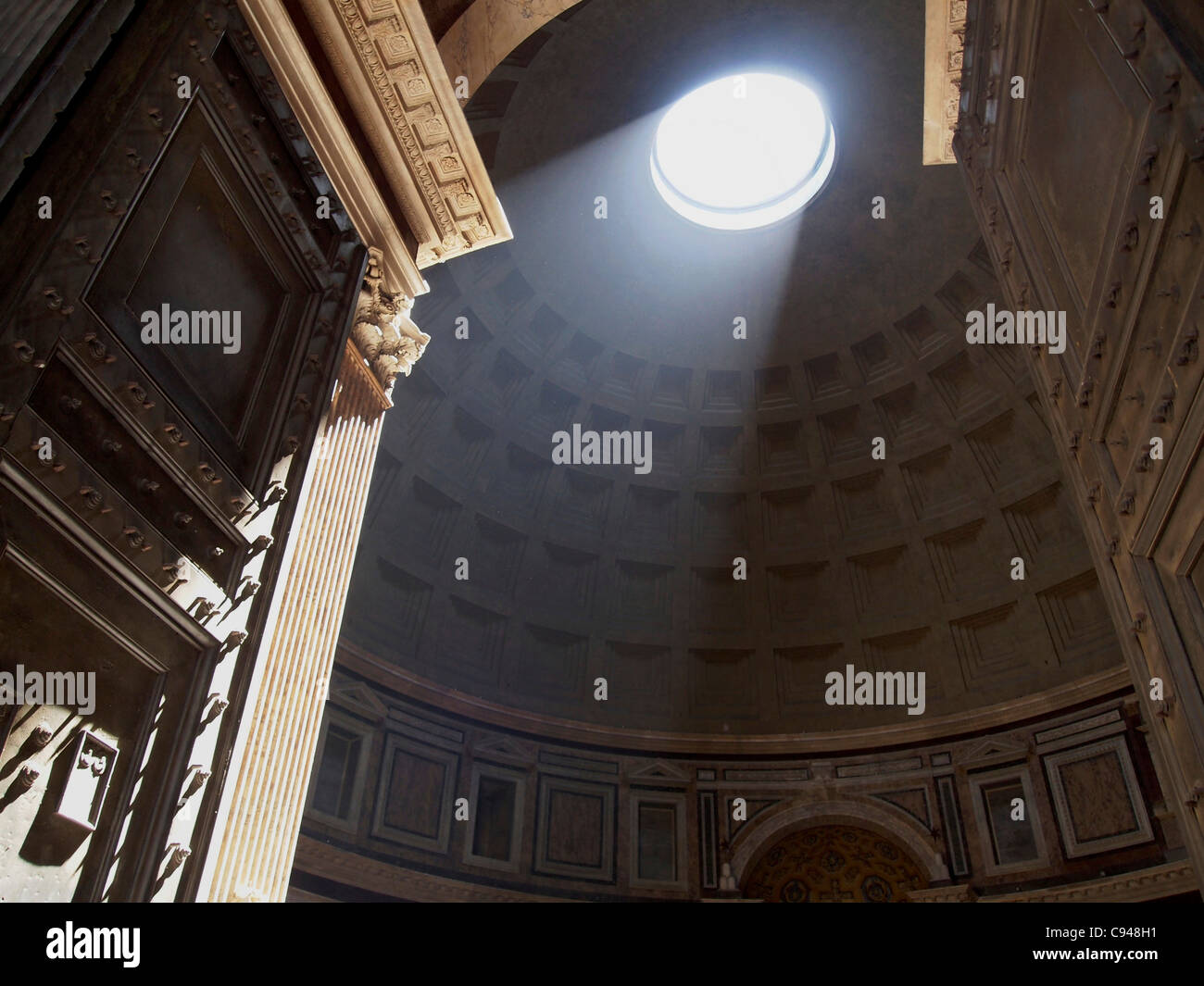 Pantheon, a cupola, apertura vista interna con raggio di luce, Roma, Italia. Foto Stock