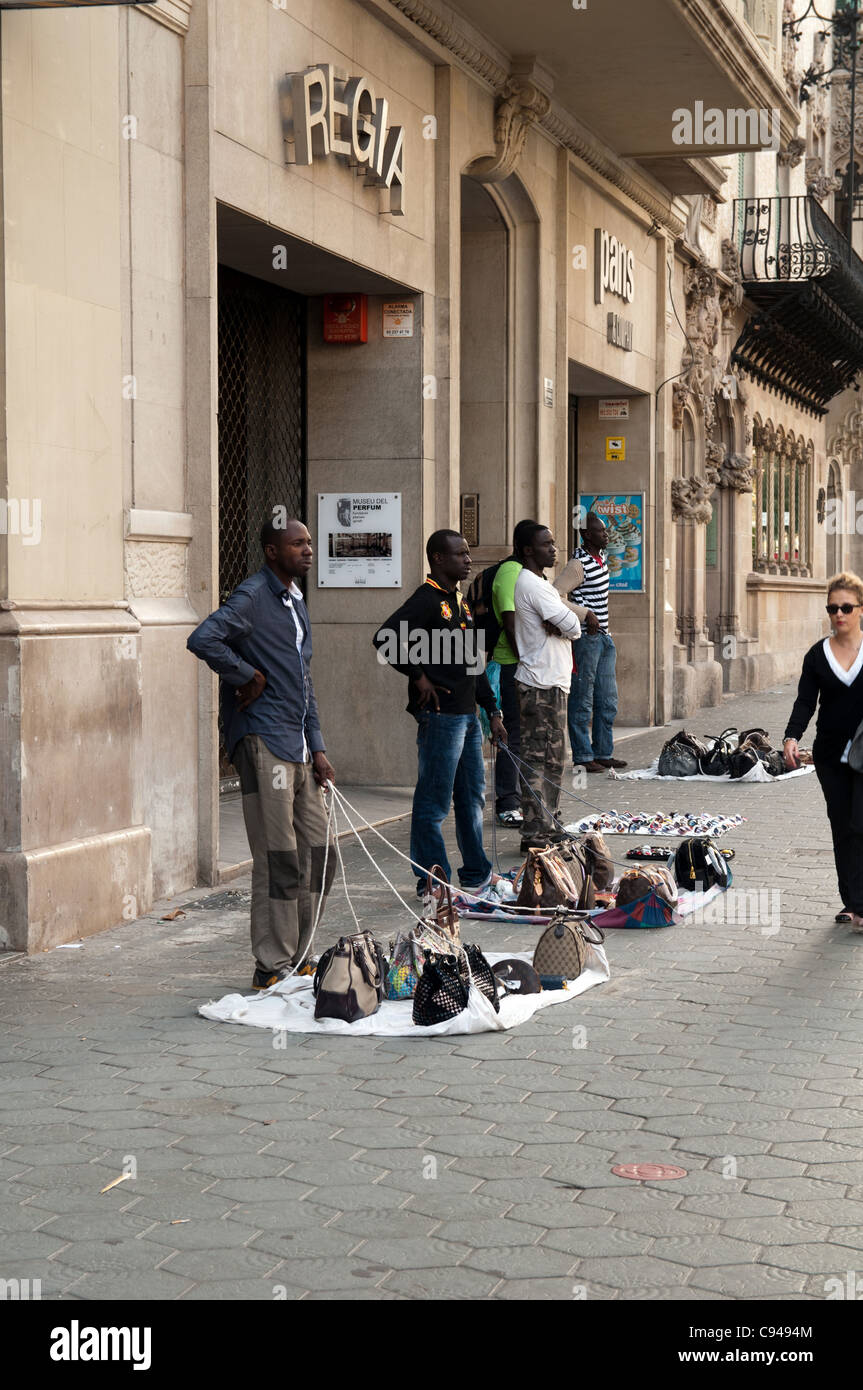 Venditori ambulanti di vendita falsi borsette, Barcelona, Spagna. Foto Stock