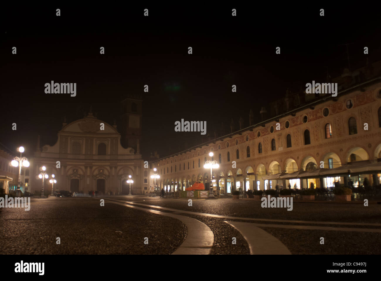 Vigevano. La città di Pavia. Lombardia. Piazza Ducale di notte Foto Stock