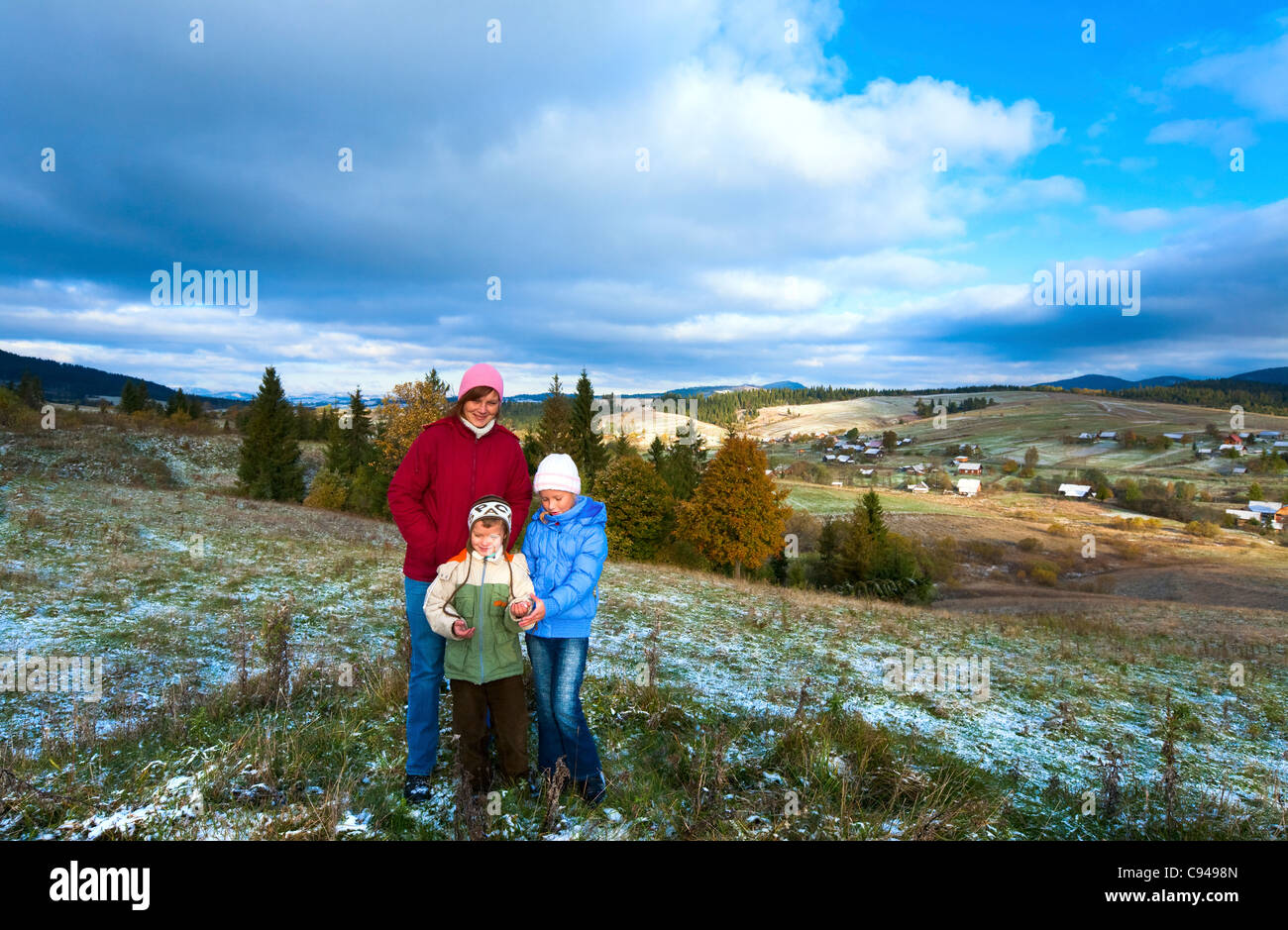 Ottobre Carpazi altopiano di montagna con la prima neve invernale e autunno foglie colorate (e madre con bambini) Foto Stock