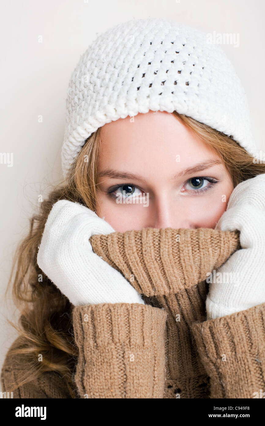 Bella inverno moda ragazza inplaying con il suo maglione turtleneck. Foto Stock