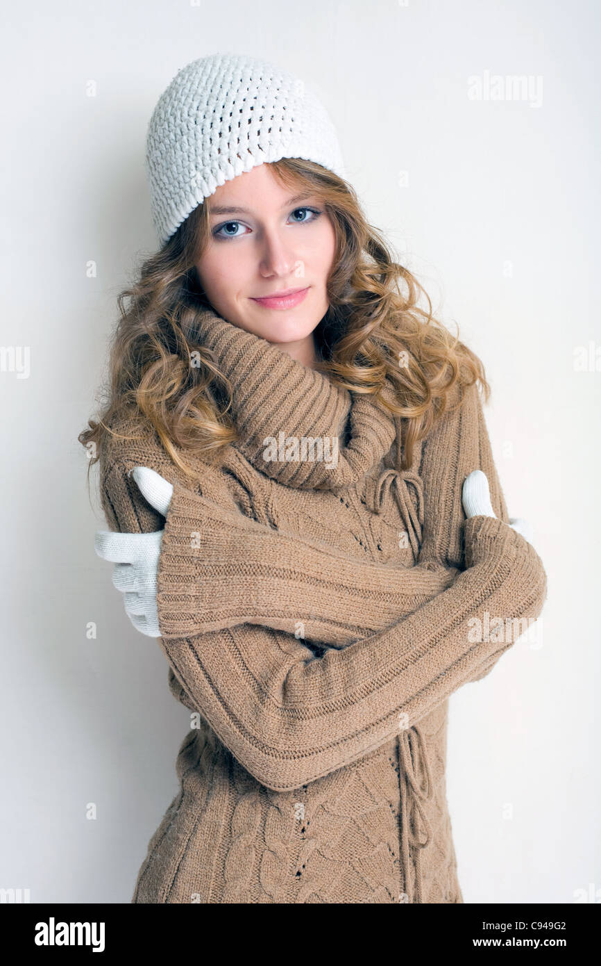 Ritratto di Allegro inverno moda ragazza in fase di riscaldamento per la stagione fredda. Foto Stock