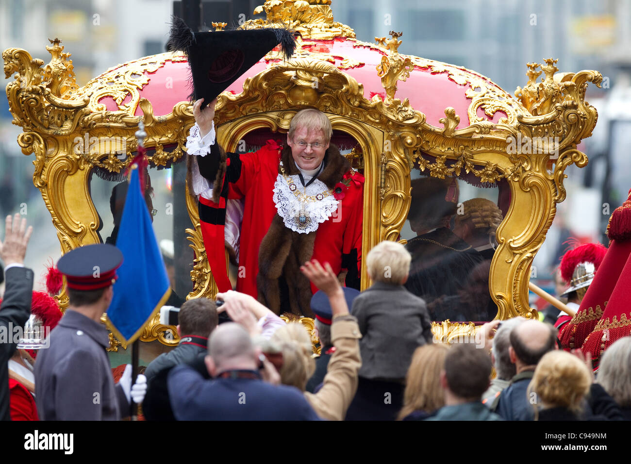 Londra, UK, 12.11.2011 David Wootton, Sindaco della città di Londra, onde la folla durante il signore sindaco di mostrare la processione annuale dalla città di Londra al Royal Courts of Justice. Foto:Jeff Gilbert Foto Stock