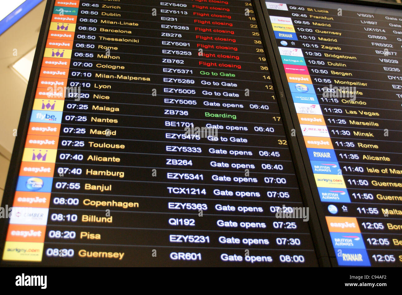 Aeroporto di partenza segno bordo presso l'aeroporto di Gatwick di Londra, Inghilterra Foto Stock