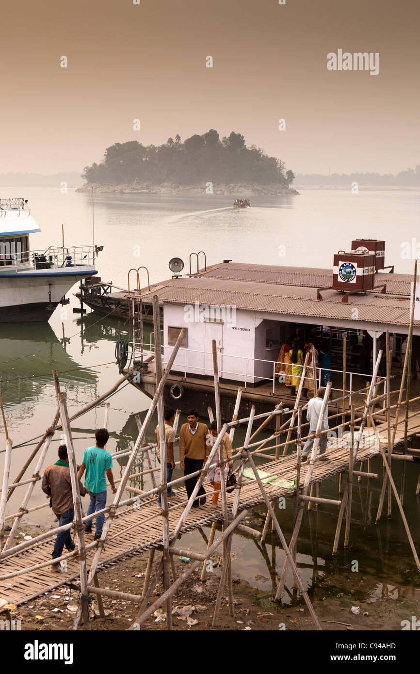 India, Assam, Guwahati, Brahmaputra Riverbank, barca a Umanada tempio su Peacock Island Foto Stock