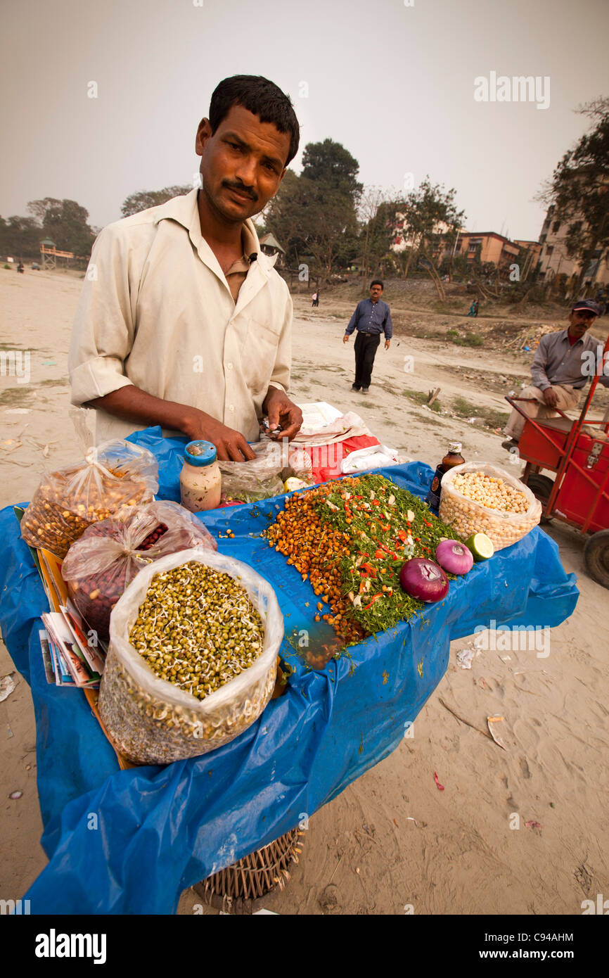 India, Assam, Guwahati, snack venditore, vendita di boot, snack locali della germogliazione chana dal miscuglio di ceci con peperoncini rossi Foto Stock