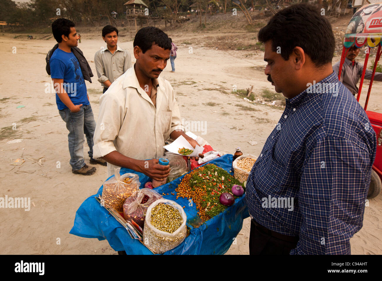 India, Assam, Guwahati, snack venditore, vendita di boot, snack locali della germogliazione chana dal miscuglio di ceci con peperoncini rossi Foto Stock
