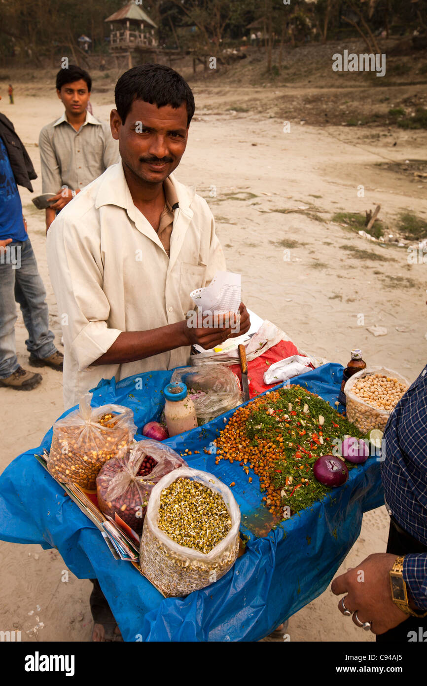 India, Assam, Guwahati, snack venditore, vendita di boot, snack locali della germogliazione chana dal miscuglio di ceci con peperoncini rossi Foto Stock