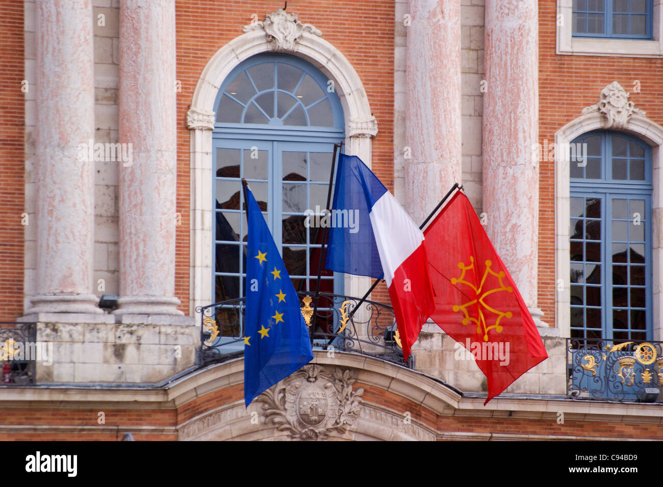 Le bandiere della città, il tricolore francese e l'Unione europea battenti sul Capitole, municipio,Toulouse, Haute-Garonne, France le Foto Stock