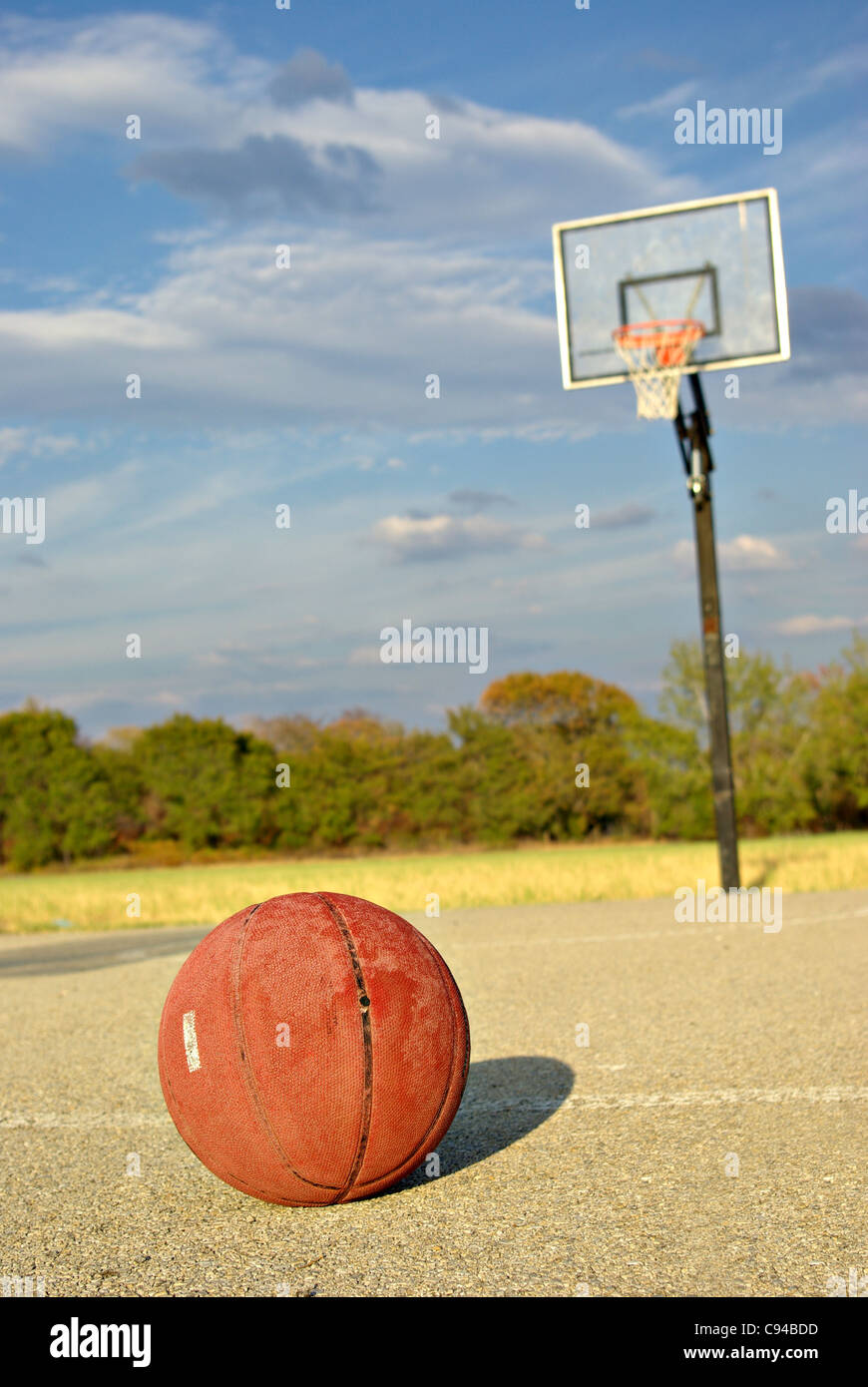 Un vecchio basket poggiano su un tribunale aperto Foto Stock