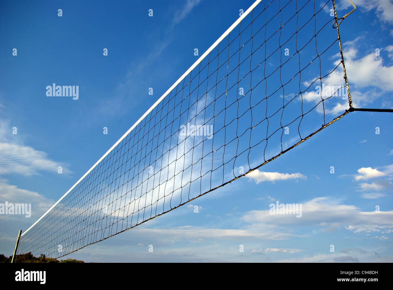 Pallavolo net è tutto solo su un campo aperto. Foto Stock