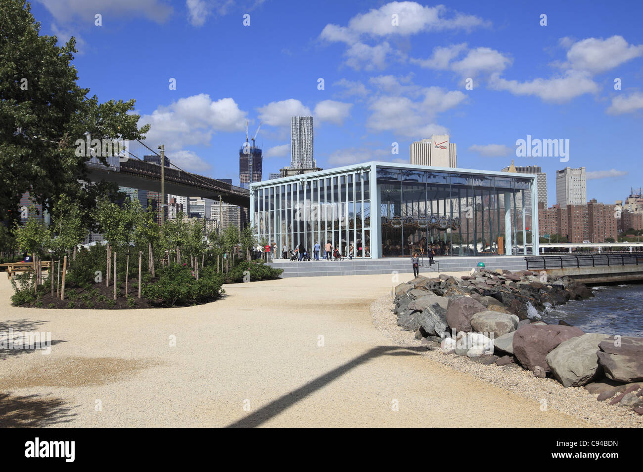 Jane è giostra, il Ponte di Brooklyn Park, Dumbo (verso il basso al di sotto del ponte di Manhattan cavalcavia) Brooklyn, New York City, Stati Uniti d'America Foto Stock