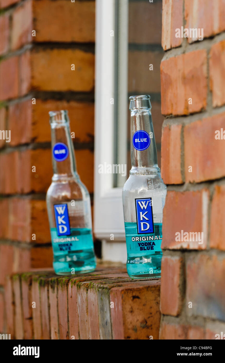 Due bottiglie di WKD blu su un davanzale dopo una notte fuori. Foto Stock