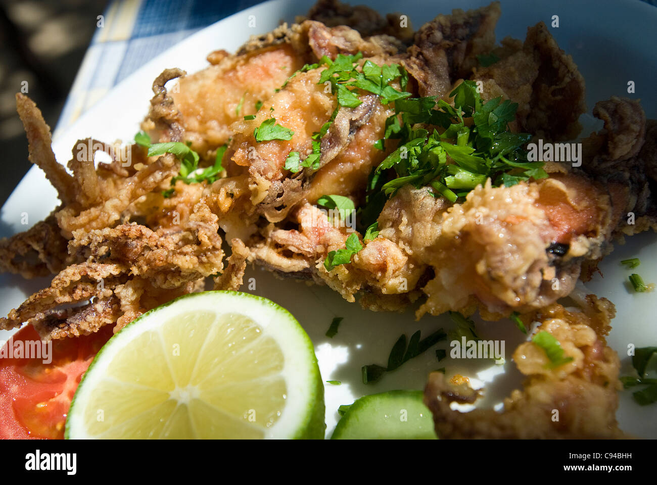 Calamari fritti cibo locale di Cipro Foto Stock Calamari fritti cibo locale di Cipro Foto Stock