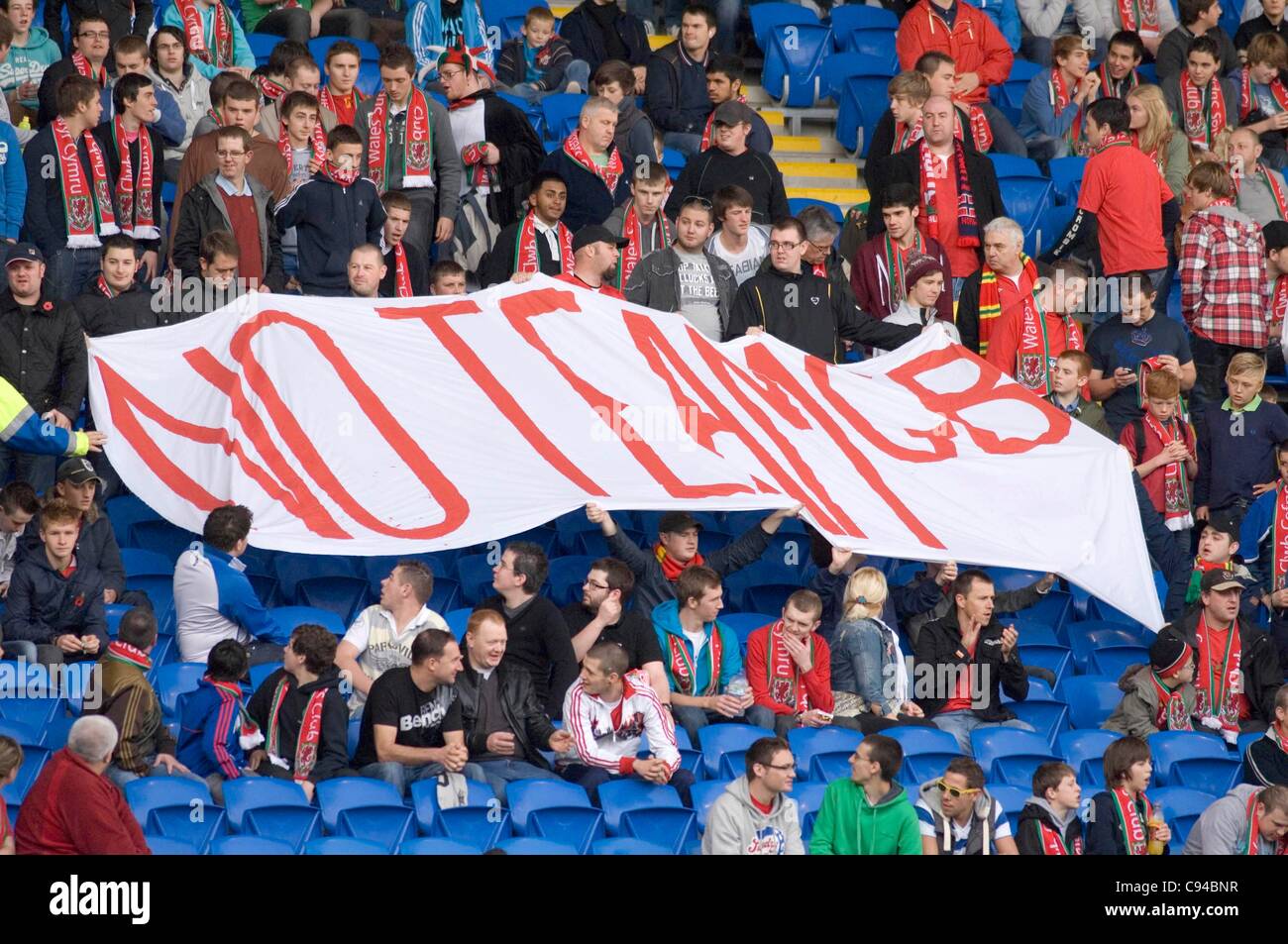 Funzionari rimuovere un banner di lettura "Nessuna squadra GB' dal supporto prima dell'inizio del Galles v Norvegia al Cardiff City Stadium - Vauxhall amichevole internazionale. Solo uso editoriale Foto Stock