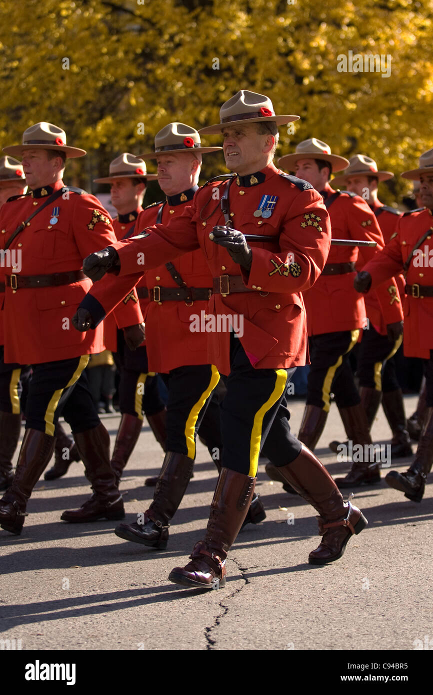 London Ontario, Canada - 11 novembre 2011. RCMP ufficiali marzo durante il Giorno del Ricordo cerimonie presso il cenotafio in Victoria Park di Londra Ontario in Canada. Foto Stock