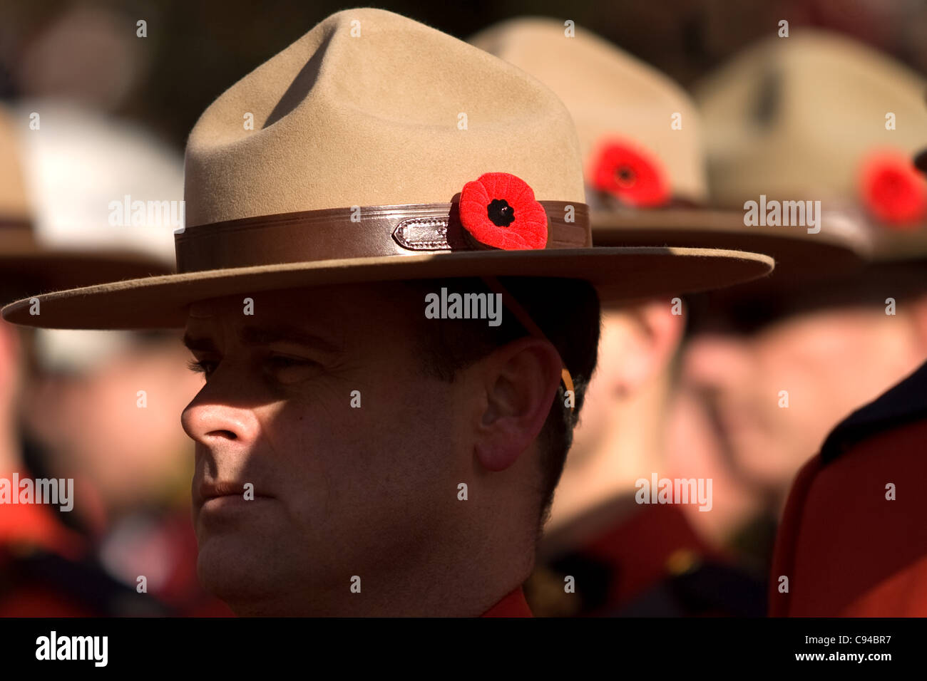 London Ontario, Canada - 11 novembre 2011. RCMP ufficiali con papaveri in loro firma Stetson cappelli ed altri copricapo durante il Giorno del Ricordo cerimonie presso il cenotafio in Victoria Park di Londra Ontario in Canada. Foto Stock