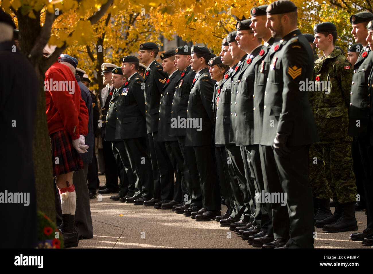 London Ontario, Canada - 11 novembre 2011. Active duty stand soldati di rango durante il Giorno del Ricordo cerimonie presso il cenotafio in Victoria Park di Londra Ontario in Canada. Foto Stock