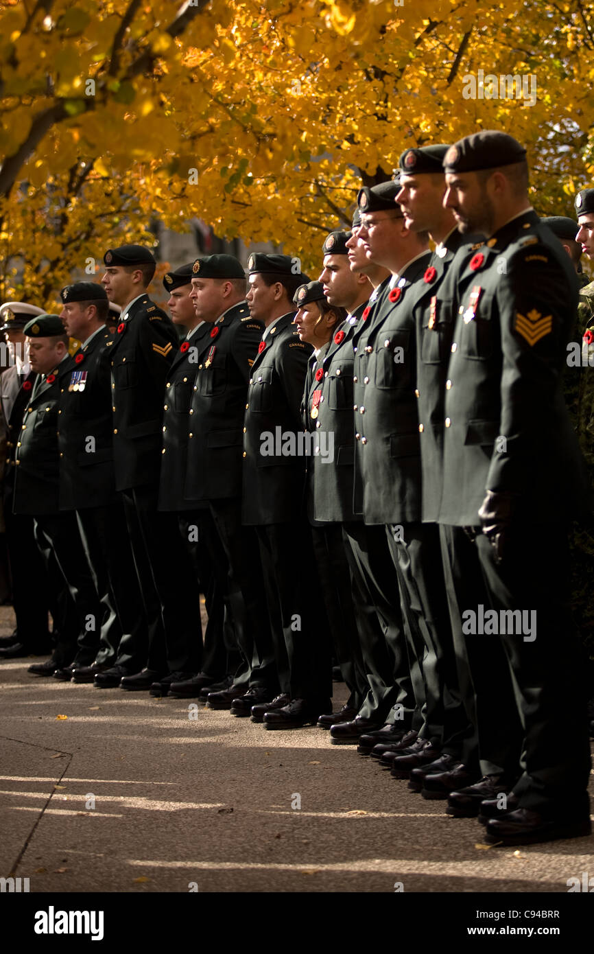 London Ontario, Canada - 11 novembre 2011. Active duty stand soldati di rango durante il Giorno del Ricordo cerimonie presso il cenotafio in Victoria Park di Londra Ontario in Canada. Foto Stock