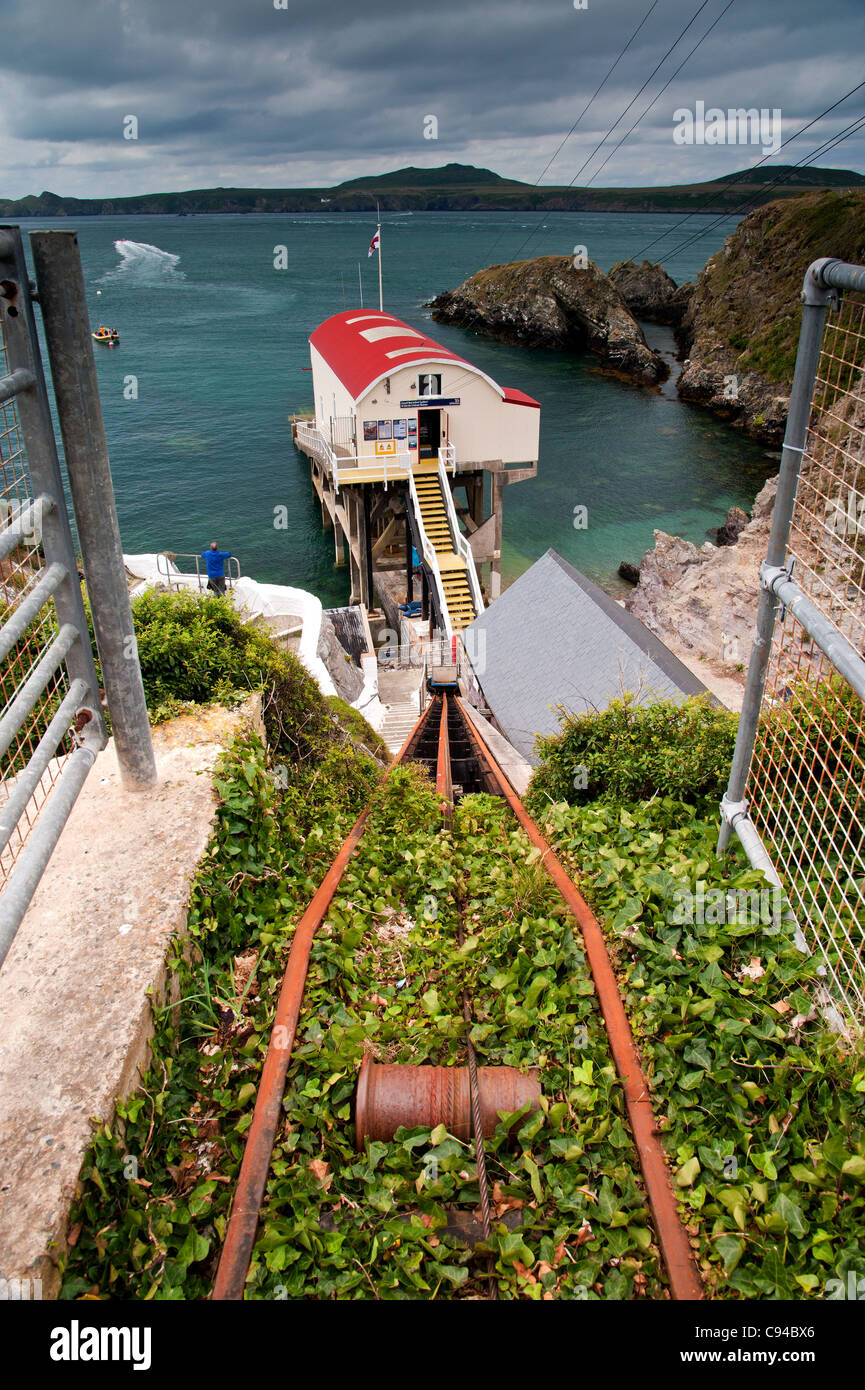 St Justinians scialuppa di salvataggio Station guardando verso Ramsey isola vicino a St Davids, Pembrokeshire Foto Stock