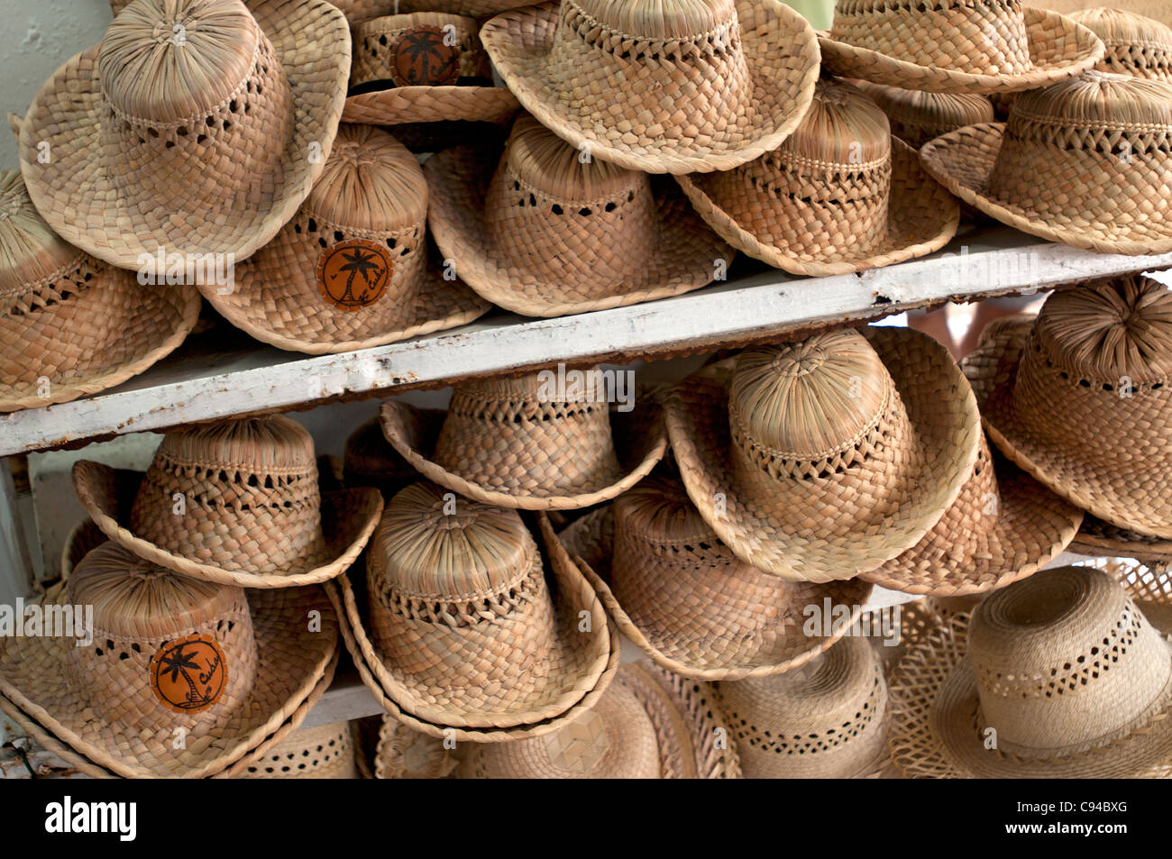 Cappelli di paglia per la vendita nel mercato, Varadero, Cuba Foto Stock
