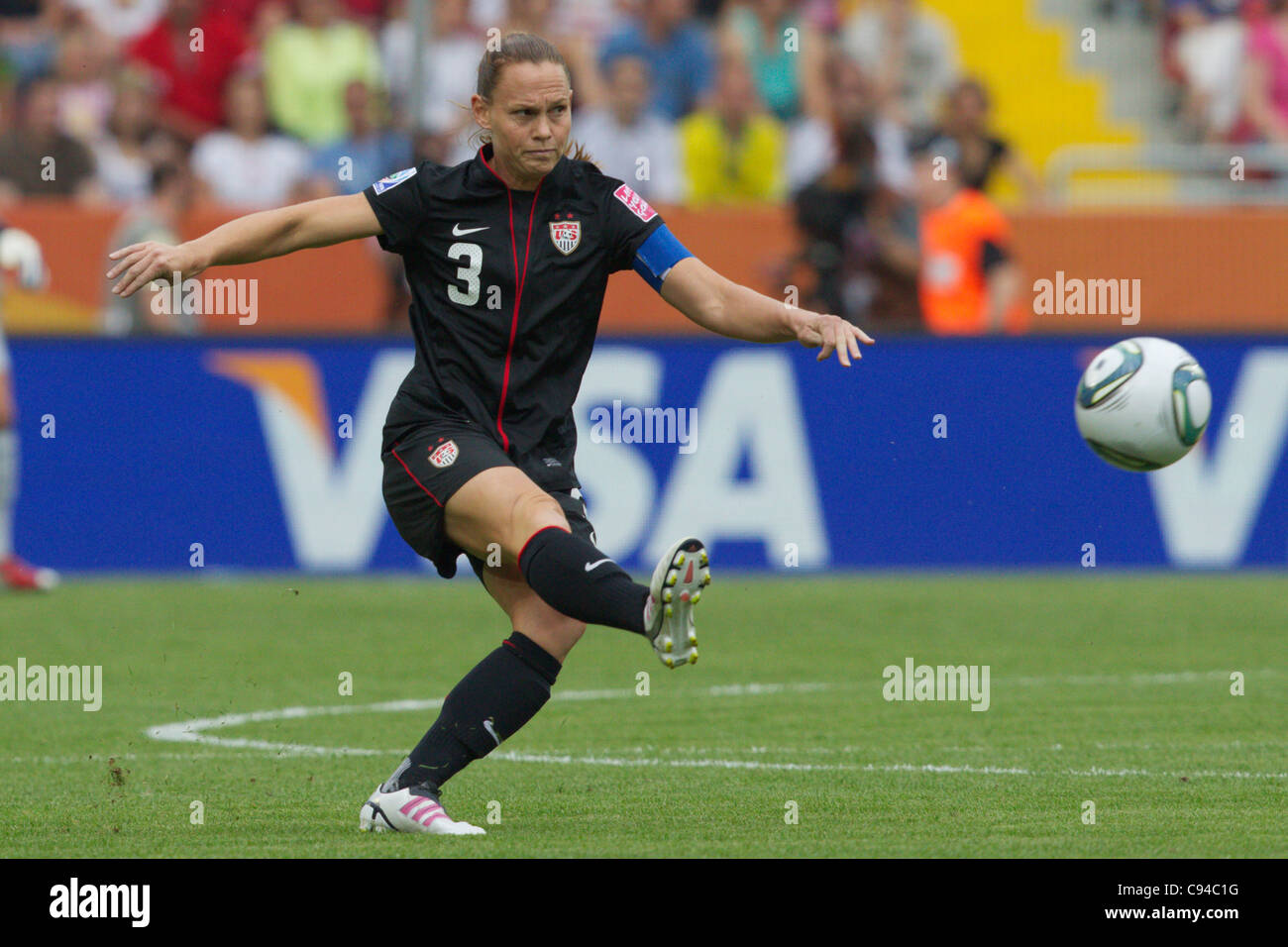 Stati Uniti team capitano Christie Rampone calci la palla durante una Coppa del Mondo Donne quarterfinal partita di calcio contro il Brasile. Foto Stock