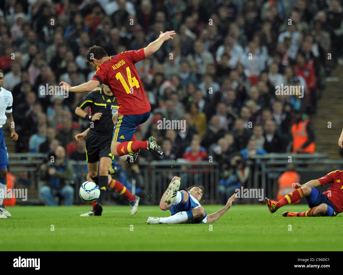 Frank Lampard e Xabi Alonso - Inghilterra vs Spagna - International Football Friendly a Wembley Stadium - 12/11/2011 - Intervento obbligatorio CREDITO: Martin Dalton/TGSPHOTO - fatturazione automatica si applica ove appropriato - 0845 094 6026 - contact@tgsphoto.co.uk - NESSUN USO NON RETRIBUITO Foto Stock