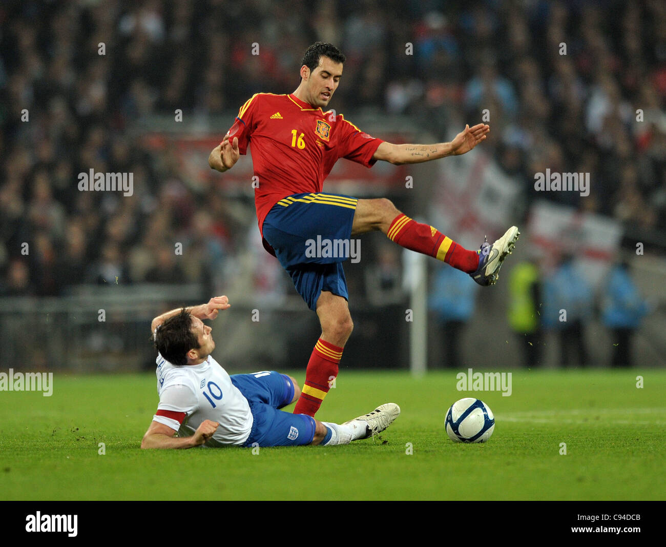 Frank Lampard di Inghilterra e Sergio Busquets di Spagna - Inghilterra vs Spagna - International Football Friendly a Wembley Stadium - 12/11/2011 - Intervento obbligatorio CREDITO: Martin Dalton/TGSPHOTO - fatturazione automatica si applica ove appropriato - 0845 094 6026 - contact@tgsphoto.co.uk - NESSUN USO NON RETRIBUITO Foto Stock