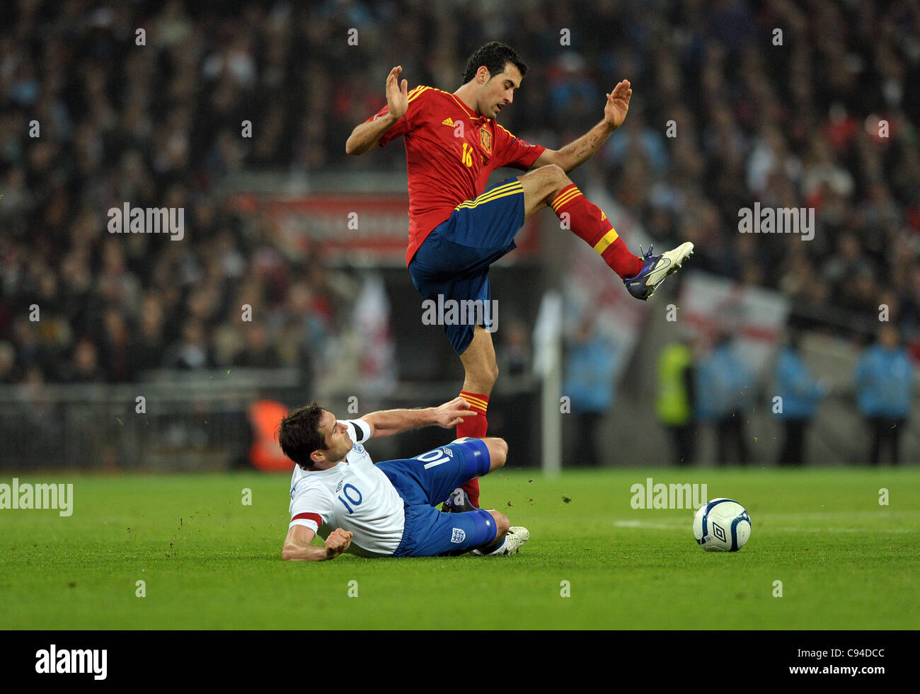 Frank Lampard di Inghilterra e Sergio Busquets di Spagna - Inghilterra vs Spagna - International Football Friendly a Wembley Stadium - 12/11/2011 - Intervento obbligatorio CREDITO: Martin Dalton/TGSPHOTO - fatturazione automatica si applica ove appropriato - 0845 094 6026 - contact@tgsphoto.co.uk - NESSUN USO NON RETRIBUITO Foto Stock