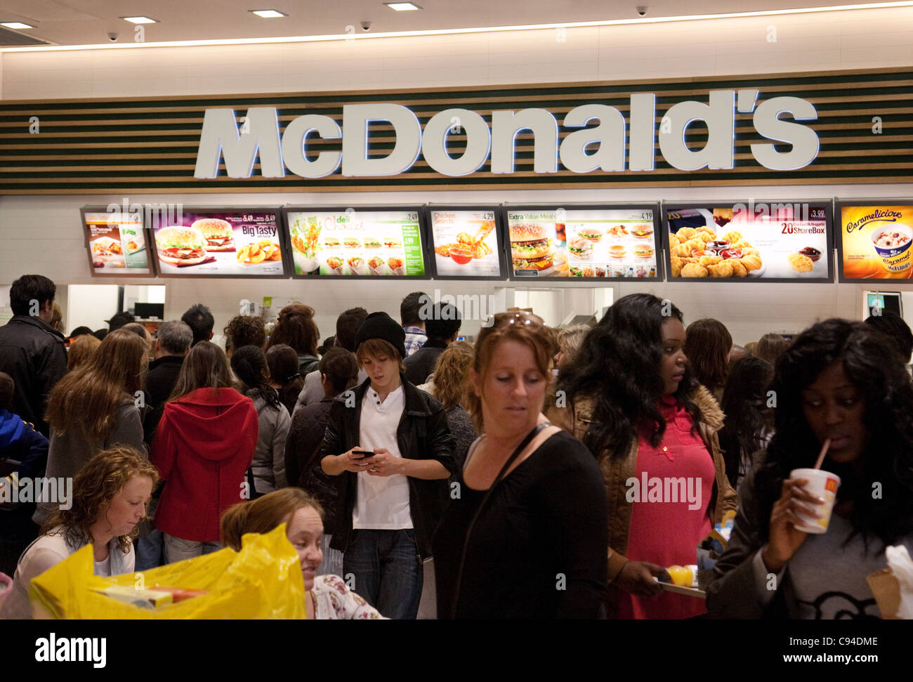 Persone mangiare a McDonalds, Westfield Shopping Centre Regno Unito Foto Stock