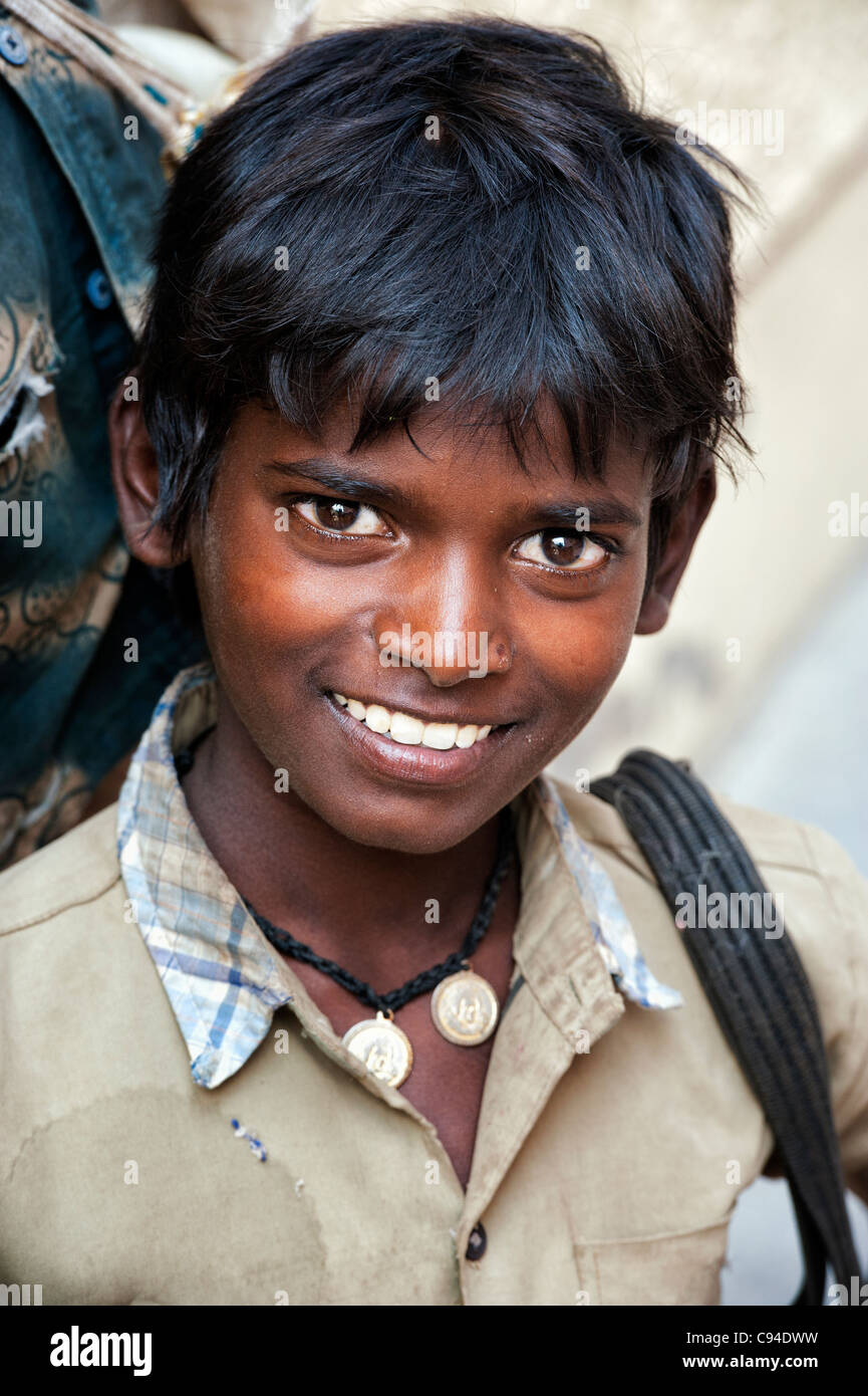 Povero indiano mendicante nomadi ragazzo con un grande sorriso. Andhra Pradesh, India Foto Stock