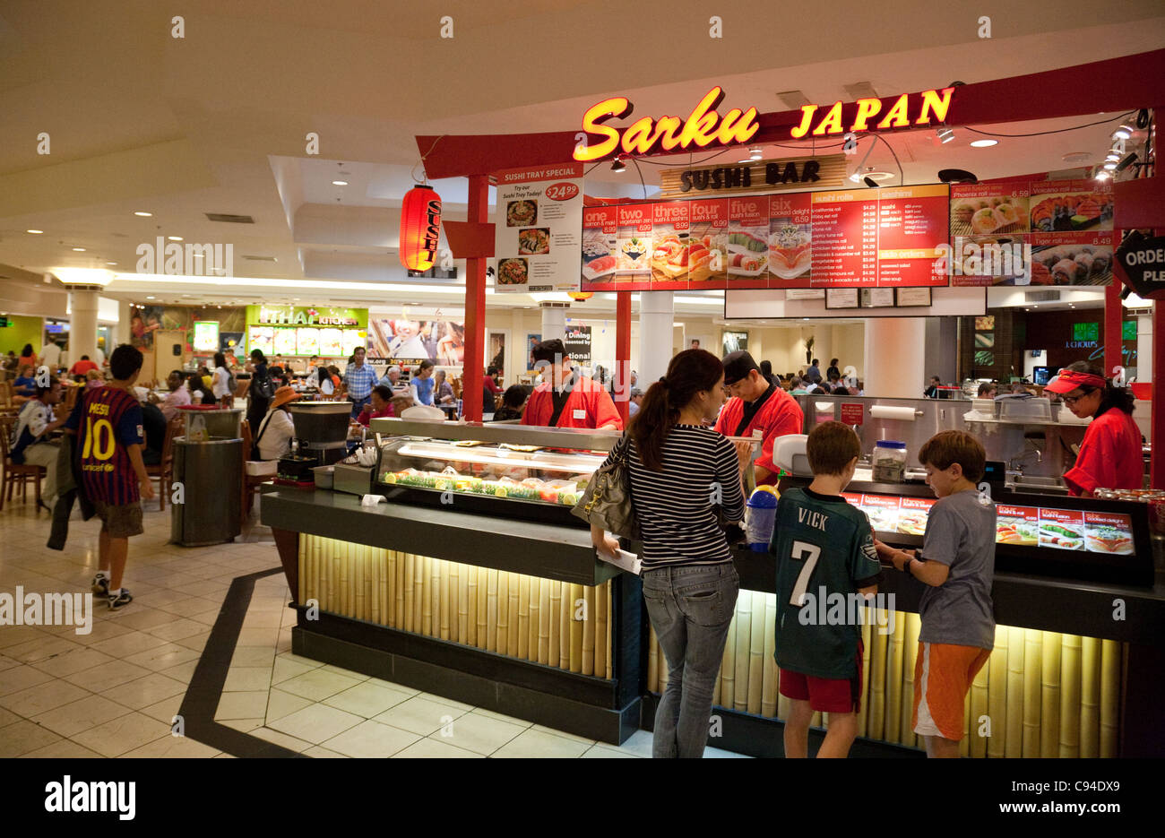 La gente in un Sushi Bar, Montgomery Shopping Mall, Washington DC, Stati Uniti d'America Foto Stock