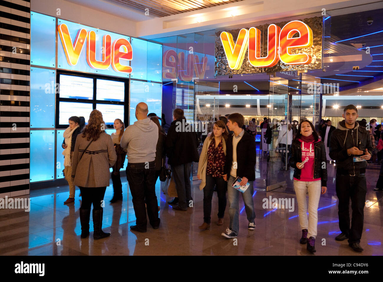 Persone che arrivano al di fuori di un Vue Cinema, il centro commerciale Westfield Stratford London REGNO UNITO Foto Stock