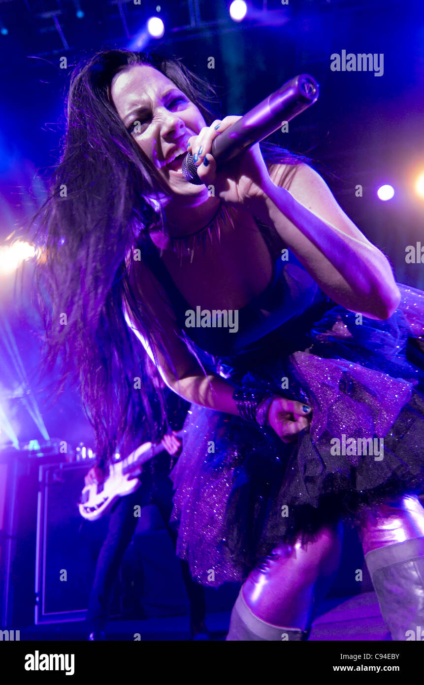 Leeds, Regno Unito, 12/11/2011 Amy Lee cantante degli Evanescence svolge in corrispondenza di O2 Academy Foto Stock