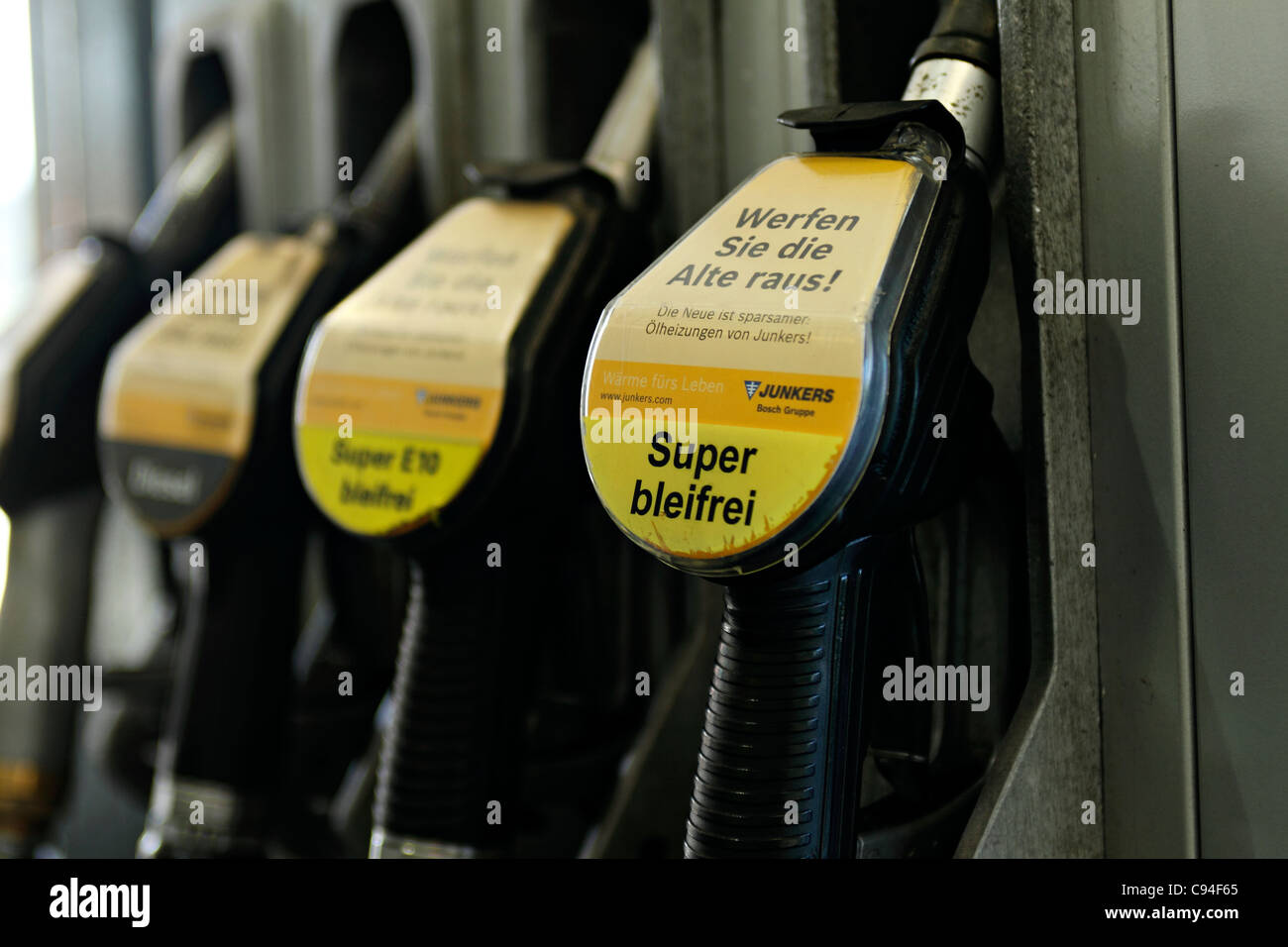 Tedesco della pompa benzina ugello, Chiemgau Prien Alta Baviera Germania Foto Stock