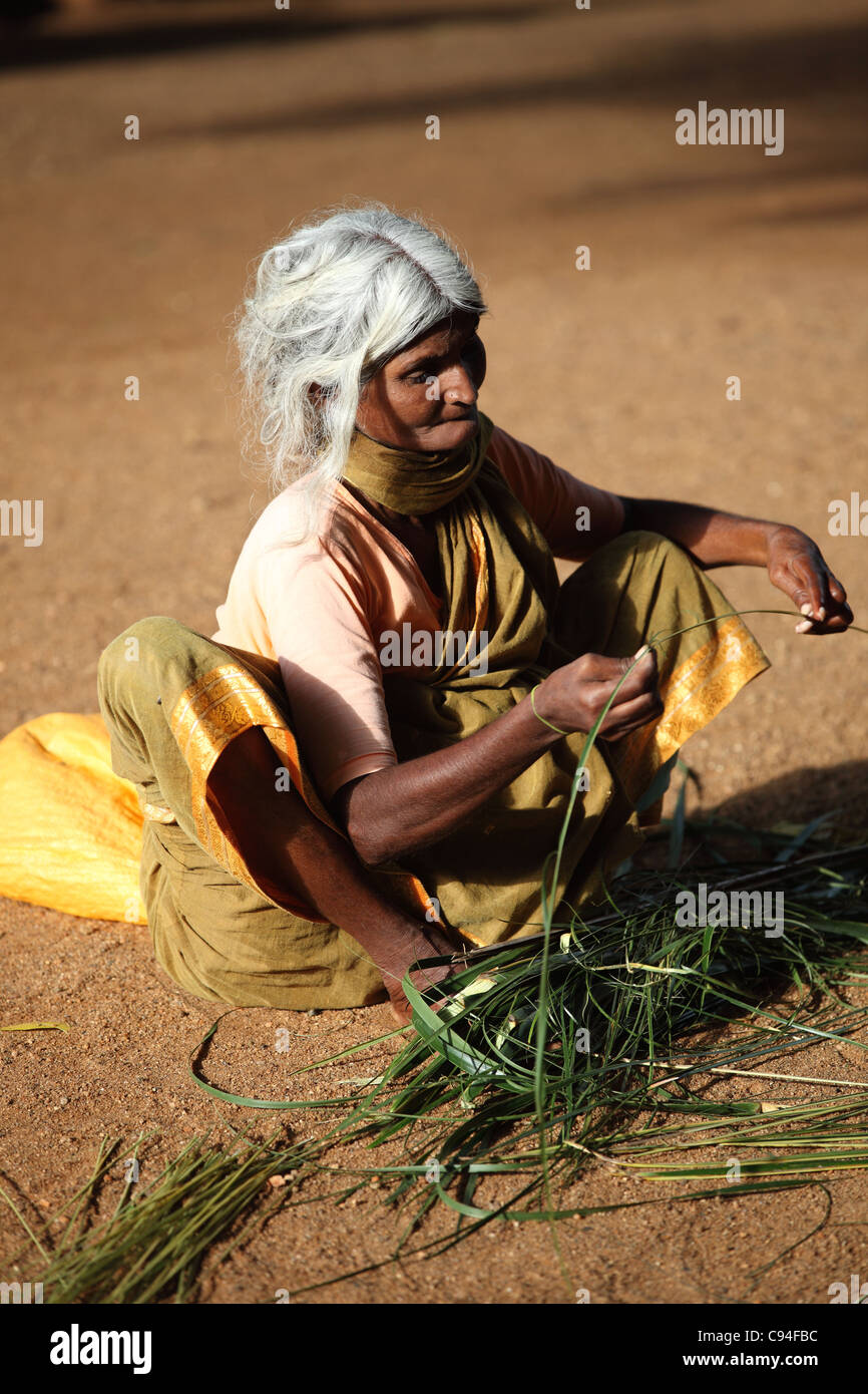 Donna preparare una scopa Tamil Nadu India Foto Stock