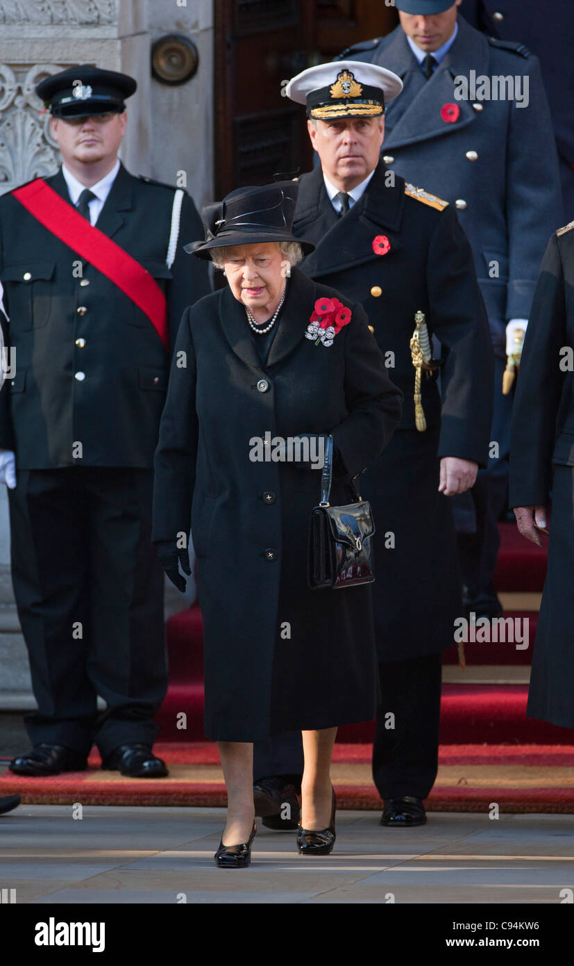 13 novembre 2011 Londra UK. Queen Elizabeth conduce i membri della famiglia reale al ricordo la domenica il servizio presso il cenotafio in centro a Londra Foto Stock