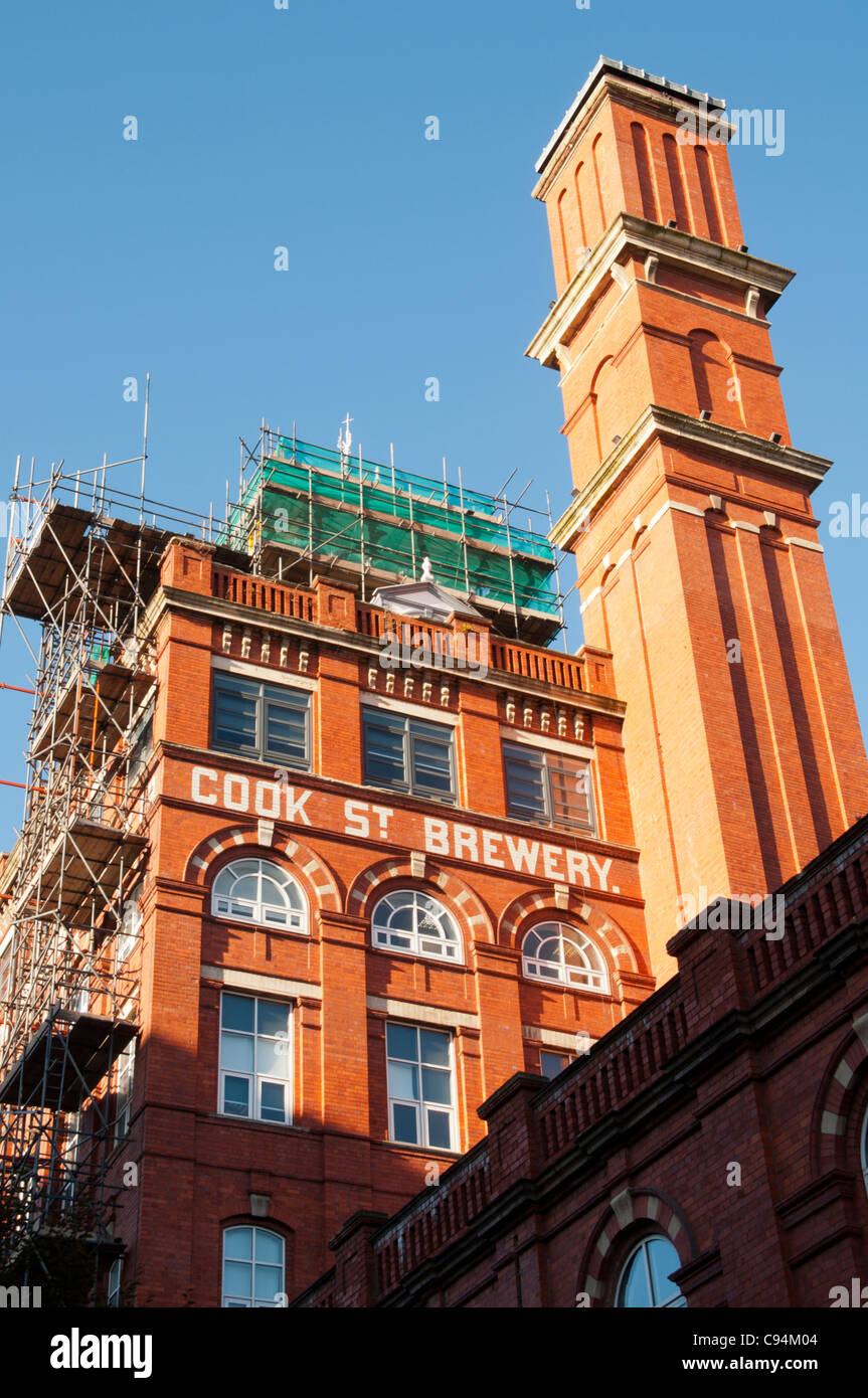 Cook Street Brewery building. WA Deighton,1896 Threlfall's Brewery. Grado 2 elencati. Ora il Deva Centre, Manchester, Inghilterra, Regno Unito Foto Stock