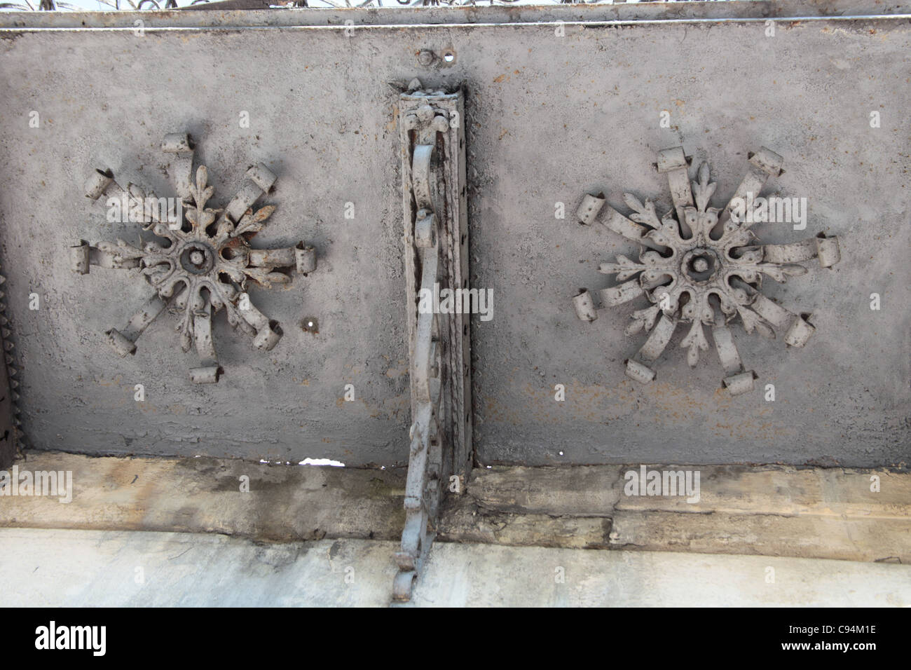 Supporto metallico per il balcone di casa a Leopoli, Ucraina Foto Stock