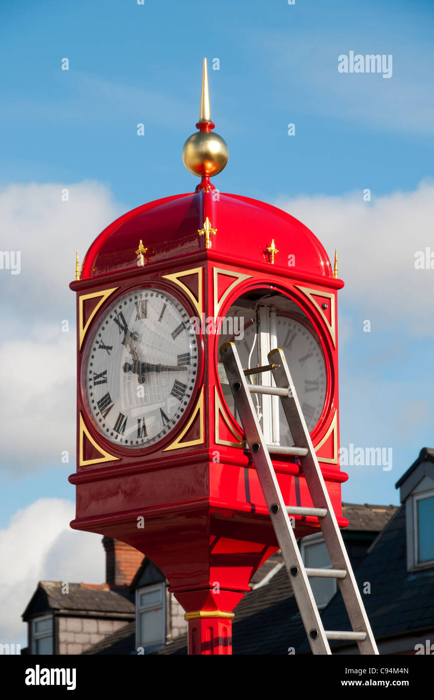 Erigere la città orologio dopo dei lavori di ristrutturazione in Piazza Villemomble, Droylsden, Tameside, Manchester, Inghilterra, Regno Unito Foto Stock