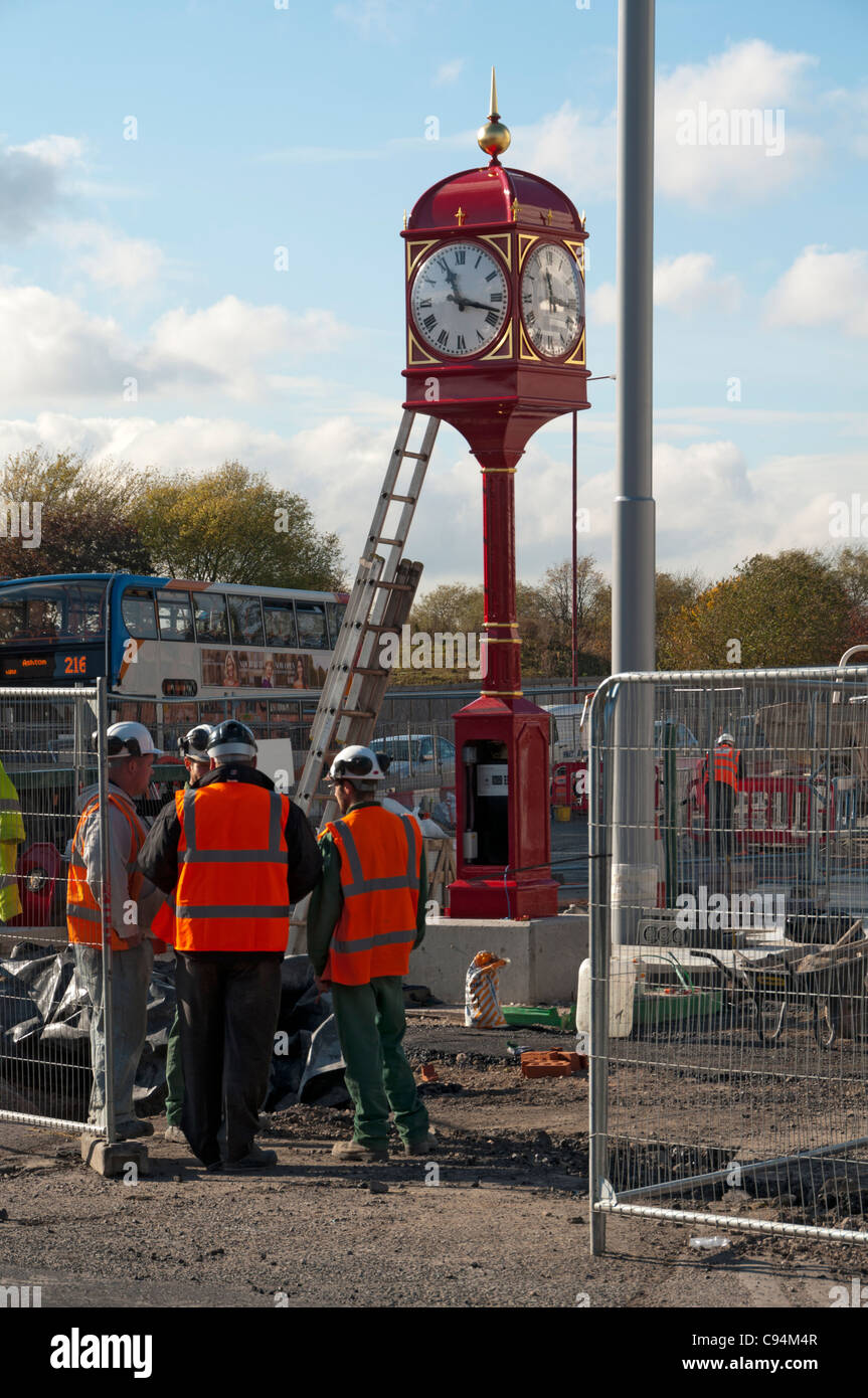 Erigere la città orologio dopo dei lavori di ristrutturazione in Piazza Villemomble, Droylsden, Tameside, Manchester, Inghilterra, Regno Unito Foto Stock