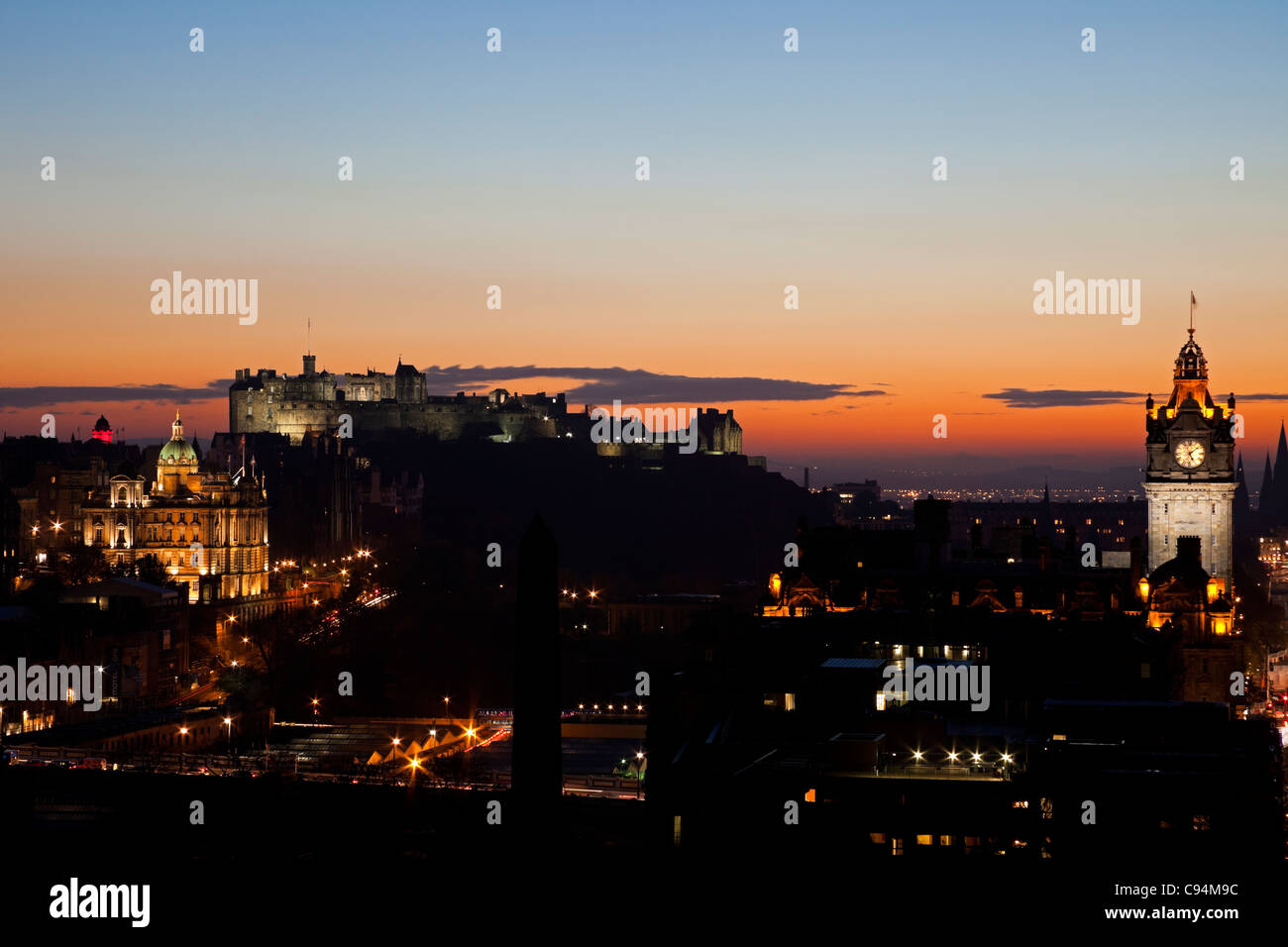 Edinburgh City vista dello skyline di notte sera al tramonto visto da Calton Hill, Scozia UK, Europa Foto Stock