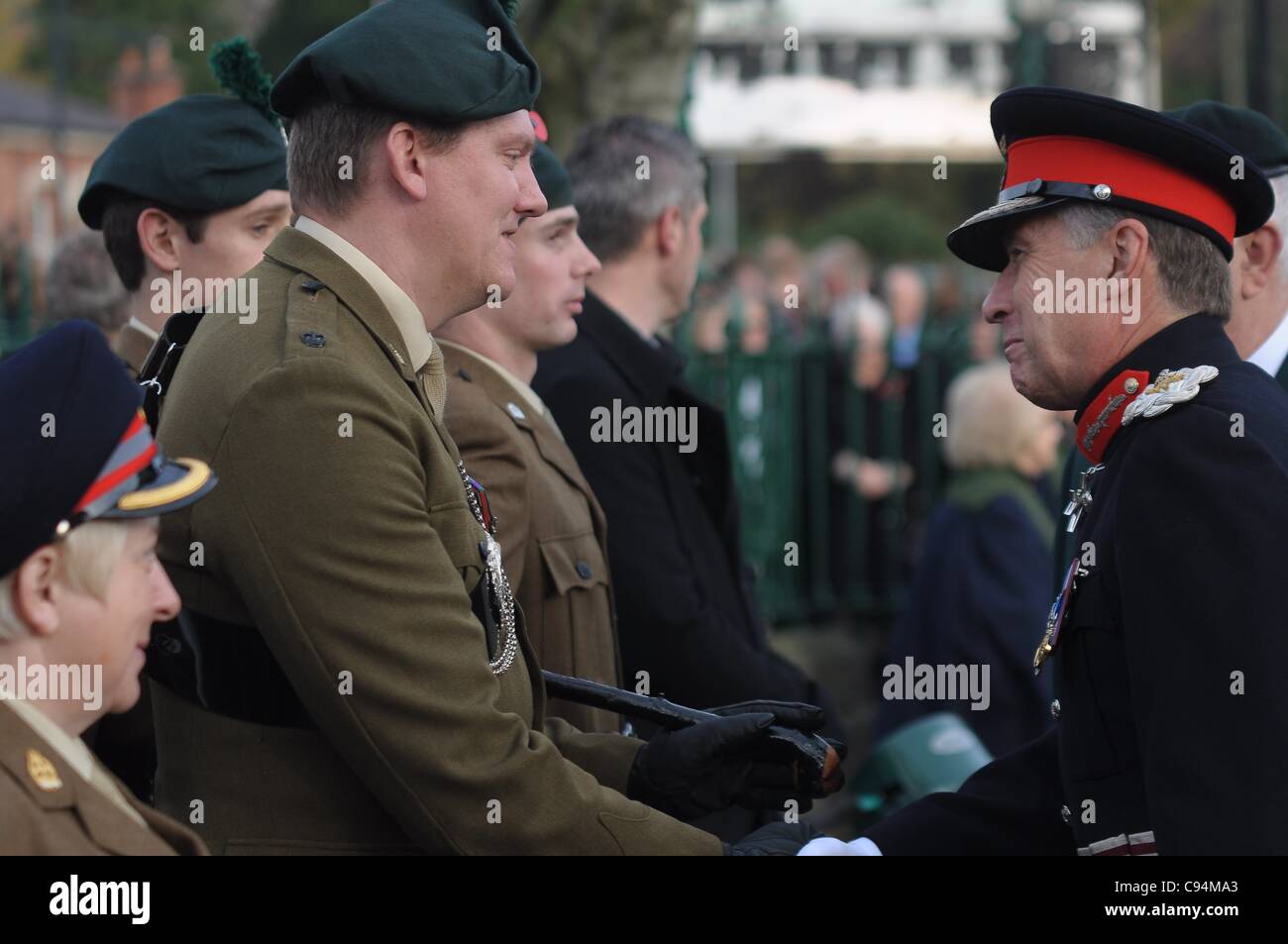 Conte di Caledon, Lord-Lieutenant della Co.Armagh, ha una parola con 2 batt Royal Irish Regiment presso il Memoriale di guerra durante il ricordo la domenica il servizio sul Mall, Armagh, N.Irlanda 13/11/11. Foto Stock