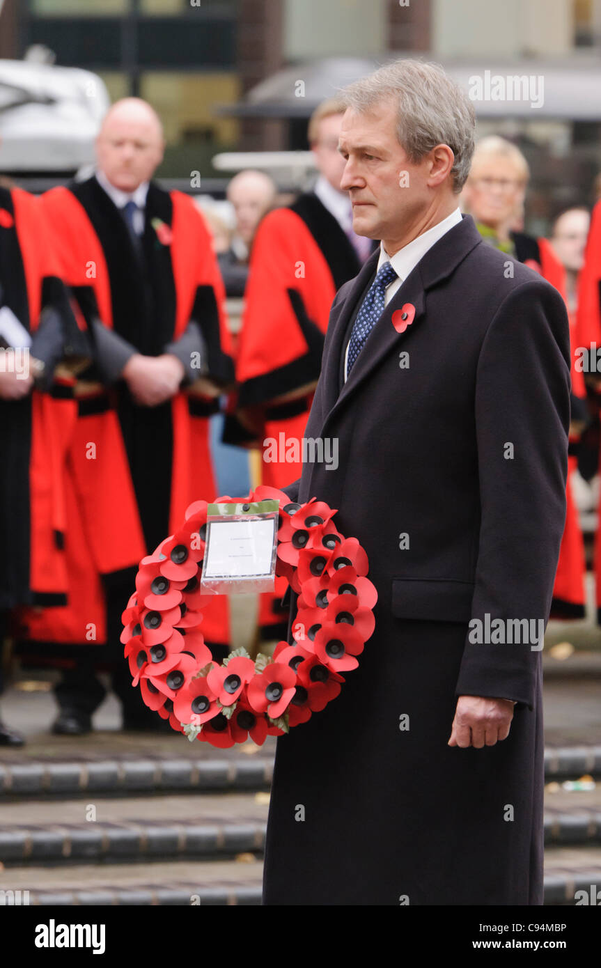 Owen Patterson, Segretario di Stato per l'Irlanda del Nord, prevede una corona durante il ricordo ghirlanda di domenica la cerimonia di posa, Belfast 13/11/2011 Foto Stock