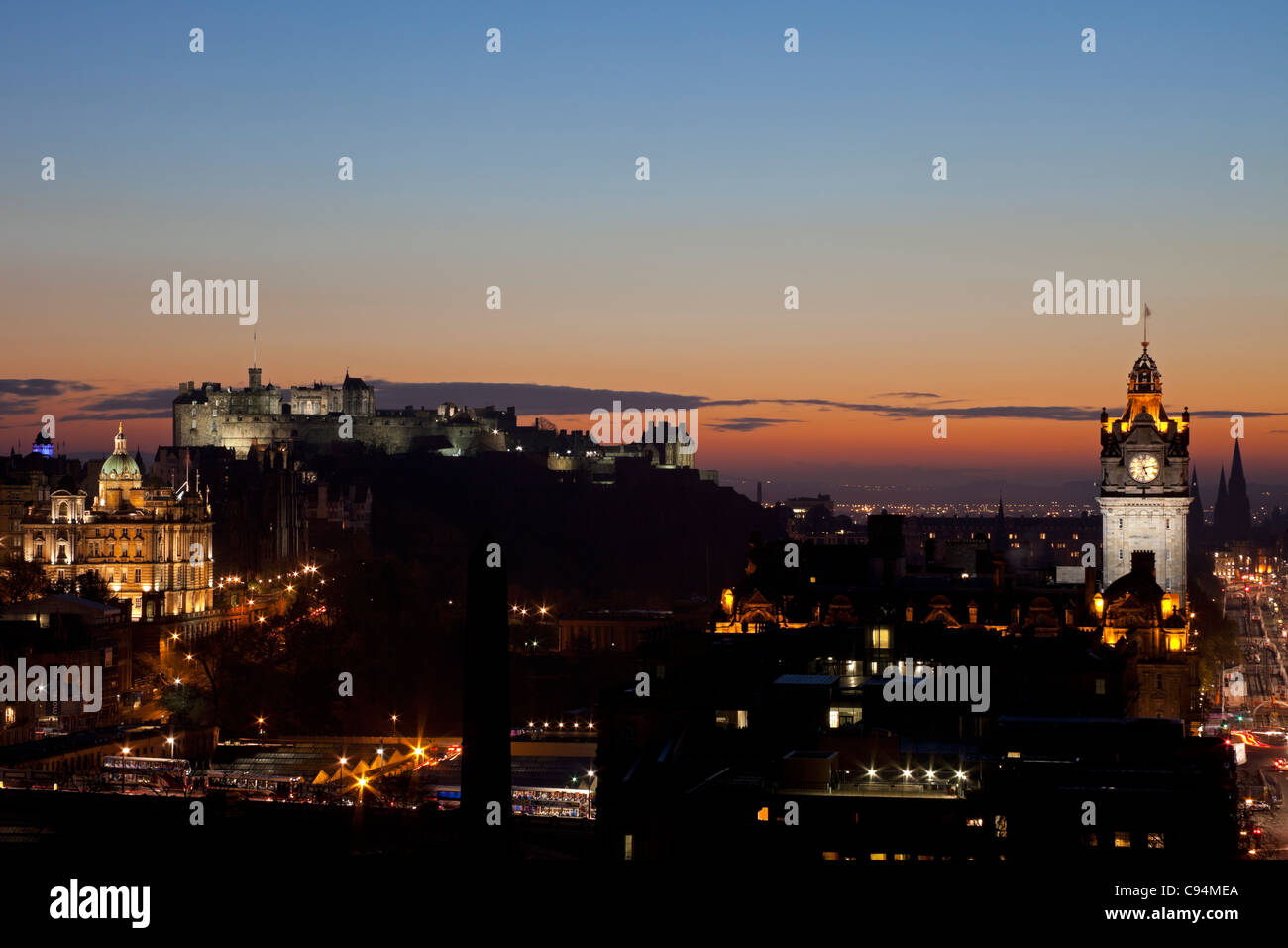 Edinburgh City skyline al tramonto di sera notte vista da Calton Hill, Scozia UK, Europa Foto Stock