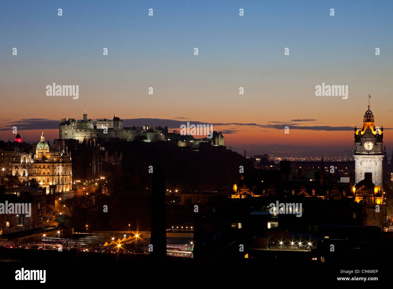 Edinburgh City vista dello skyline di notte sera al tramonto visto da Calton Hill, Scozia UK, Europa Foto Stock