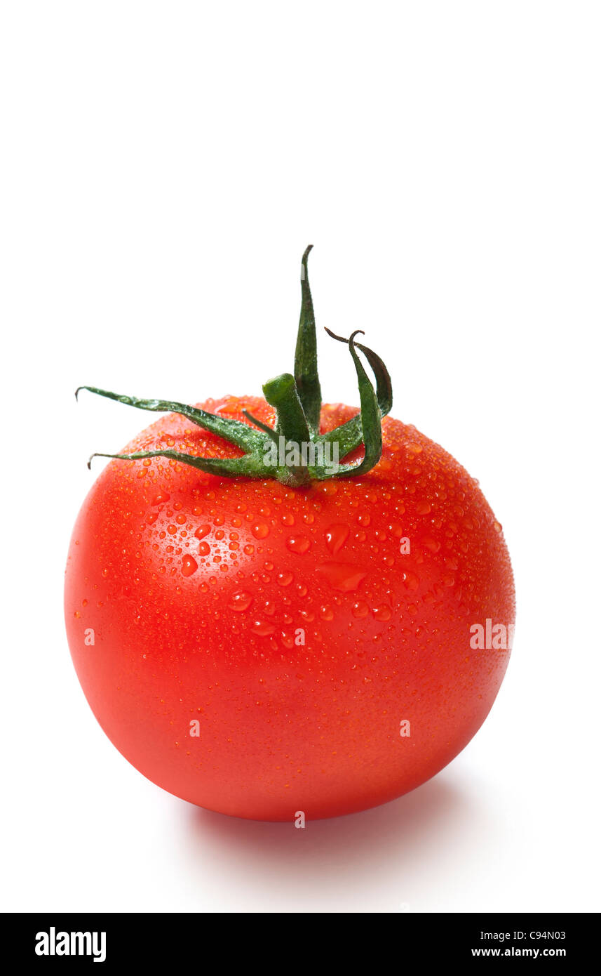 Bella pomodori rossi freschi con rugiada su uno sfondo bianco. Intaglio Foto Stock